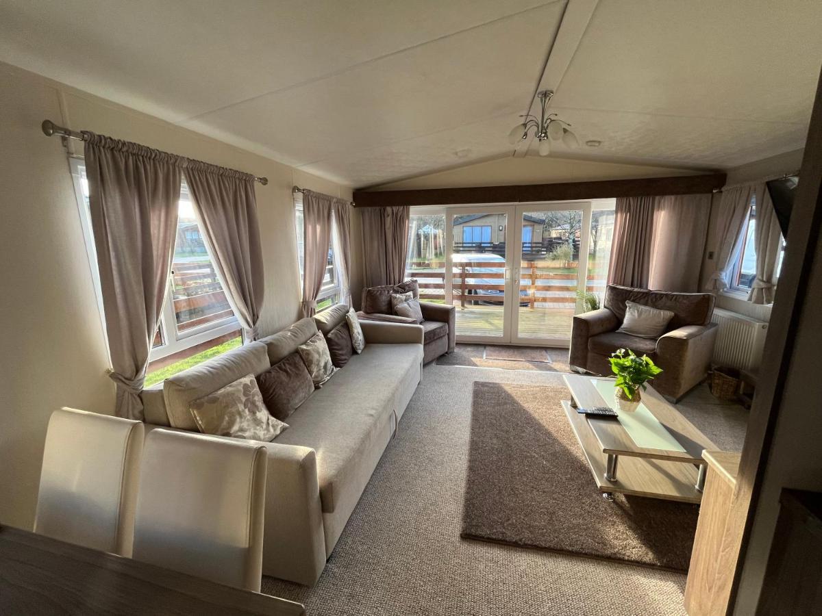 Hazel Oaks, Beautiful Lodge With Hot Tub - Sleeps 6 - Felmoor Park Morpeth Bagian luar foto