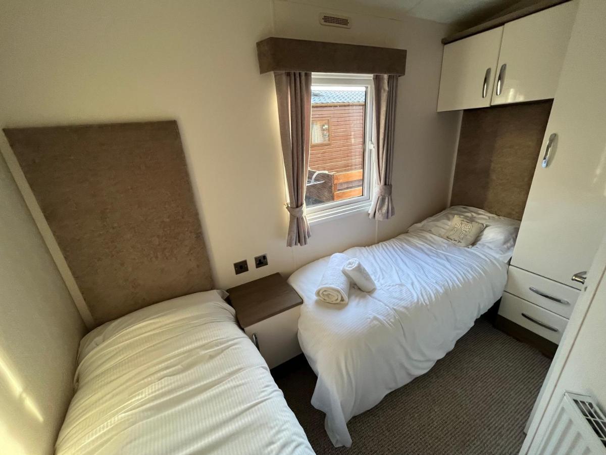 Hazel Oaks, Beautiful Lodge With Hot Tub - Sleeps 6 - Felmoor Park Morpeth Bagian luar foto