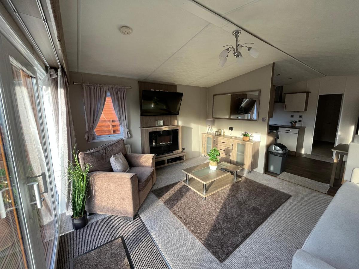 Hazel Oaks, Beautiful Lodge With Hot Tub - Sleeps 6 - Felmoor Park Morpeth Bagian luar foto