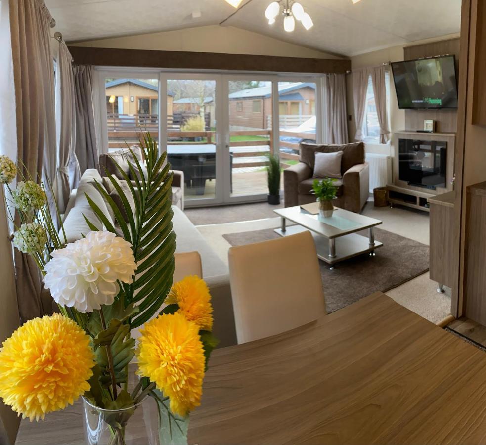 Hazel Oaks, Beautiful Lodge With Hot Tub - Sleeps 6 - Felmoor Park Morpeth Bagian luar foto