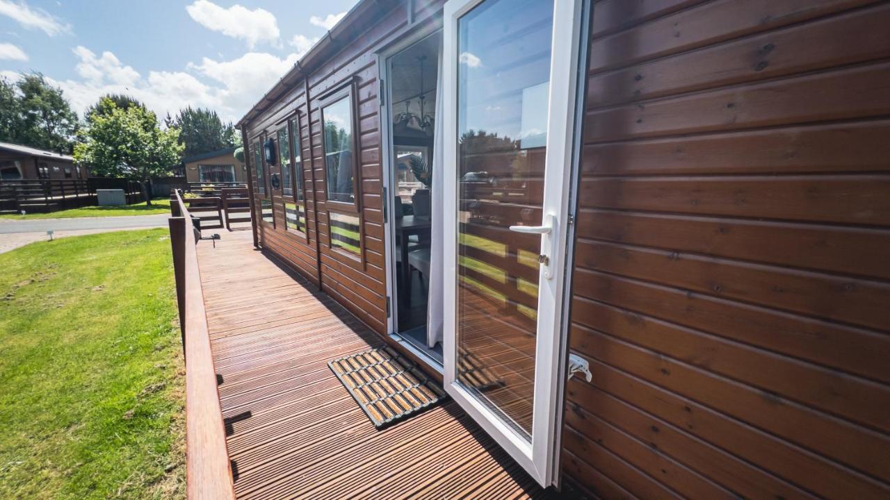 Hazel Oaks, Beautiful Lodge With Hot Tub - Sleeps 6 - Felmoor Park Morpeth Bagian luar foto
