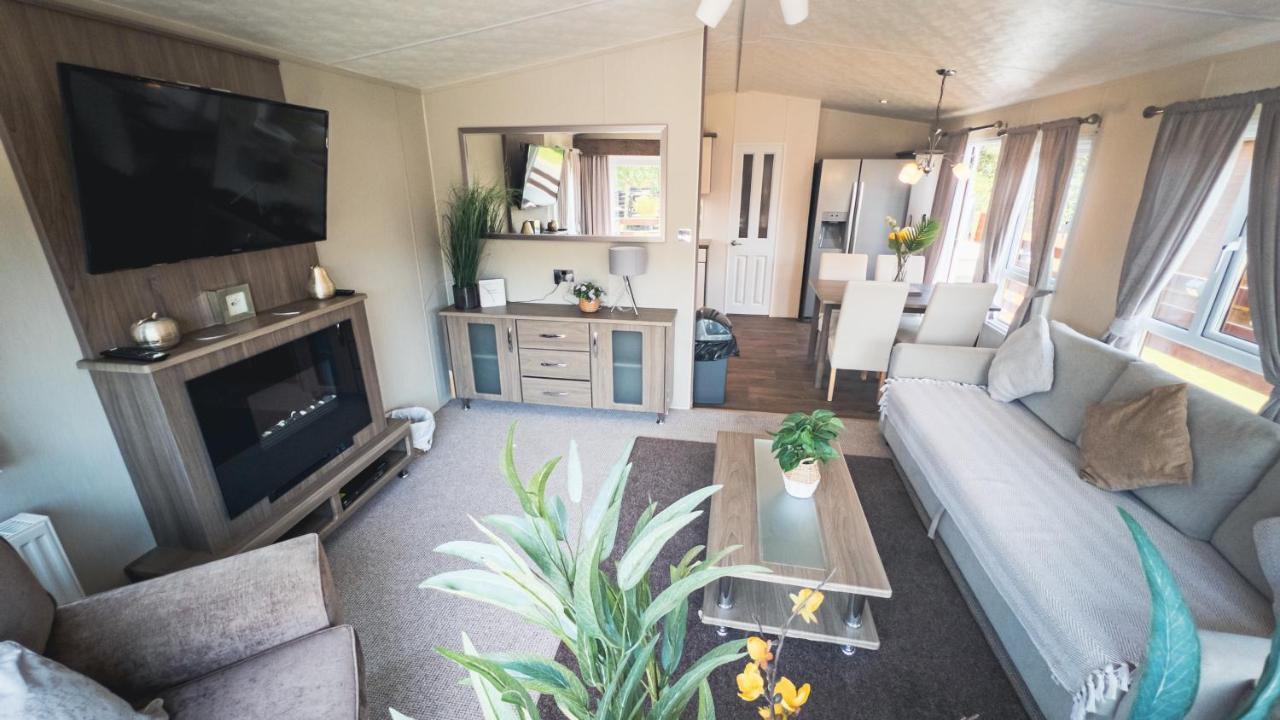 Hazel Oaks, Beautiful Lodge With Hot Tub - Sleeps 6 - Felmoor Park Morpeth Bagian luar foto