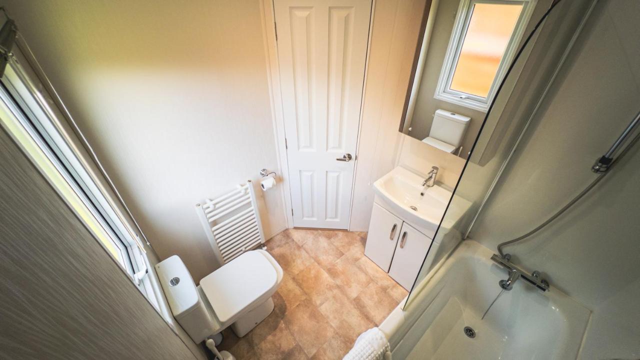 Hazel Oaks, Beautiful Lodge With Hot Tub - Sleeps 6 - Felmoor Park Morpeth Bagian luar foto