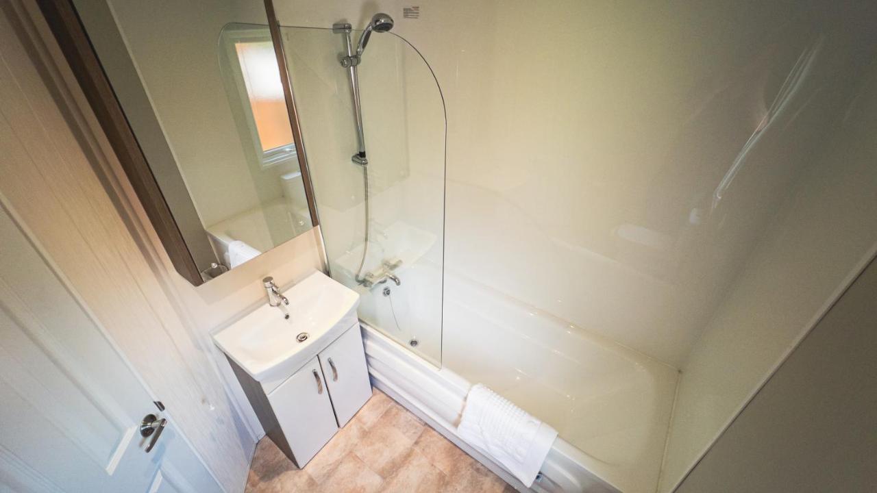 Hazel Oaks, Beautiful Lodge With Hot Tub - Sleeps 6 - Felmoor Park Morpeth Bagian luar foto